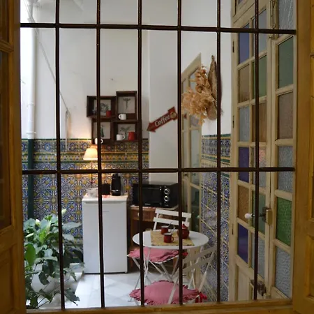 Con Encanto En Casa De Patio *
